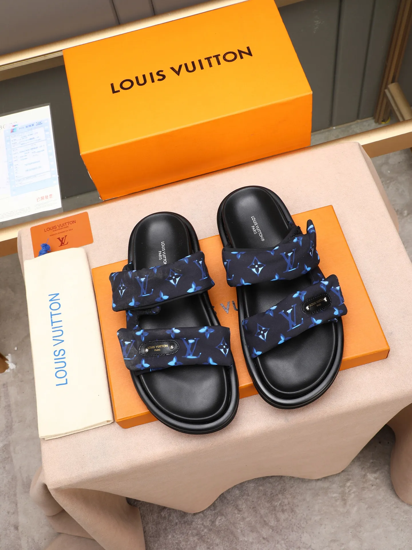 PP360 [LOUIS VUITTON] Louis Vuitton, LV printing, men's and women's slippers are on the market. The drawer box packaging comes with a cloth bag and a card. The upper pattern looks very soft and waxy, and it is a super versatile leg slimming tool. Fabric: imported denim/canvas/old fabric, LV hardware LOGO, official website pattern printing, comfortable to wear, feet: high-elastic PU water table. Sole: foam sole, heel height: about 5cm. Code number: 35-46, 35, 45, 46 are custom-made and non-returnable. Color: multiple colors and styles available.
